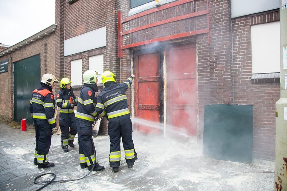 Brand in Haarlemse bedrijfsloods door wegbranden onkruid. Foto: Michel van Bergen