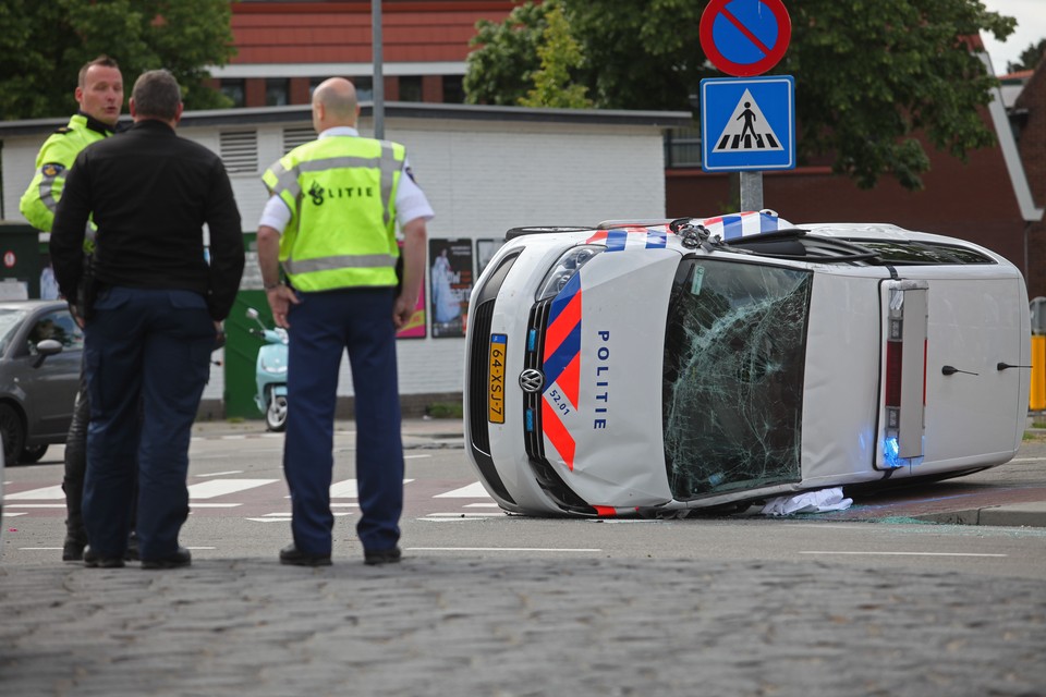 Agent gewond bij ongeval met politiewagen. Foto Fotomix.nl