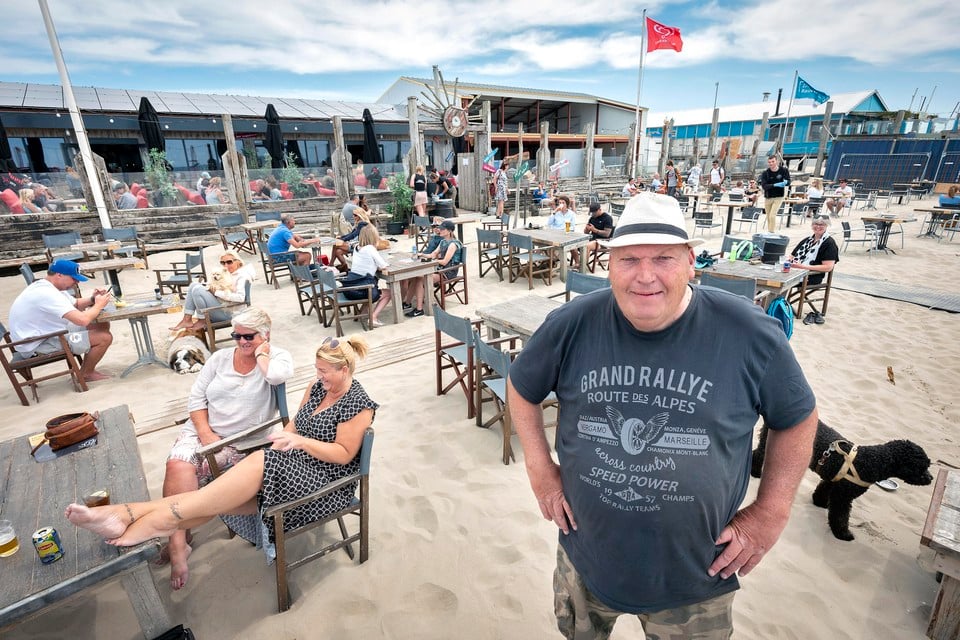 Eigenaar Peter de Bie in 2020 bij het strandterras van zijn Beach Inn.