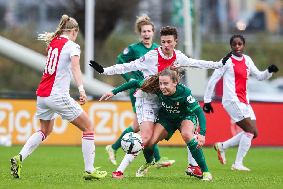 Vlnr: Nadine Noordam van Ajax, Kay-Lee de Sanders van Ajax, Sophie Cobussen van Feyenoord.