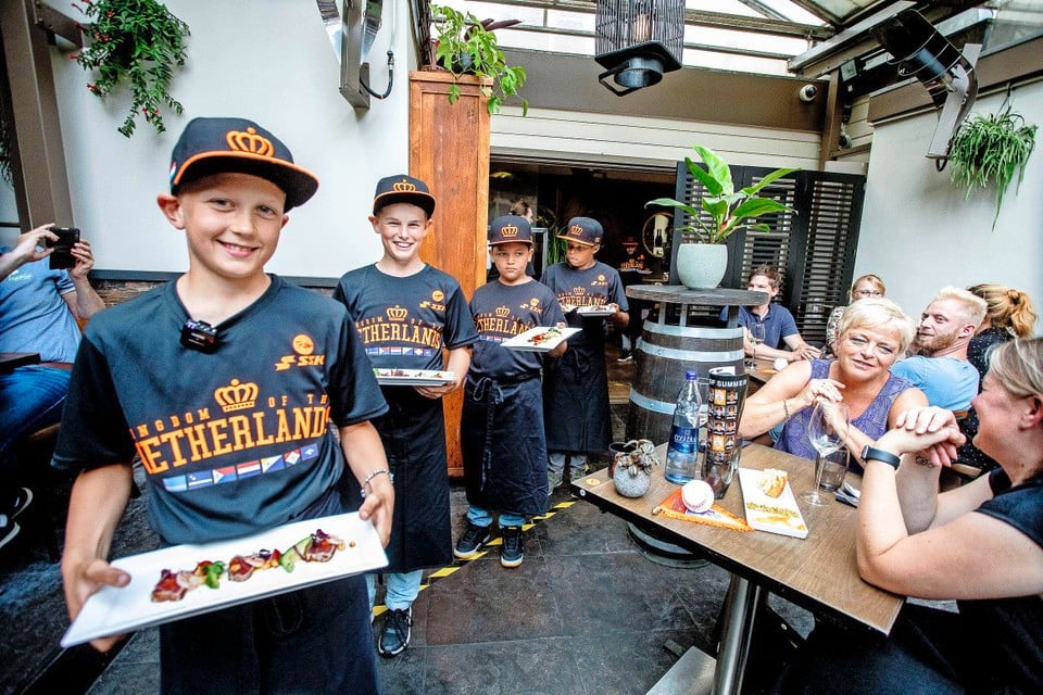 De jonge honkballers zetten hun beste beentje voor tijdens het een ’fundraising dinner’ bij restaurant Specktakel.