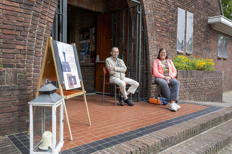 Jaap Schoen en Louise Snoek voor de Naaldkerk in Santpoort-Noord.