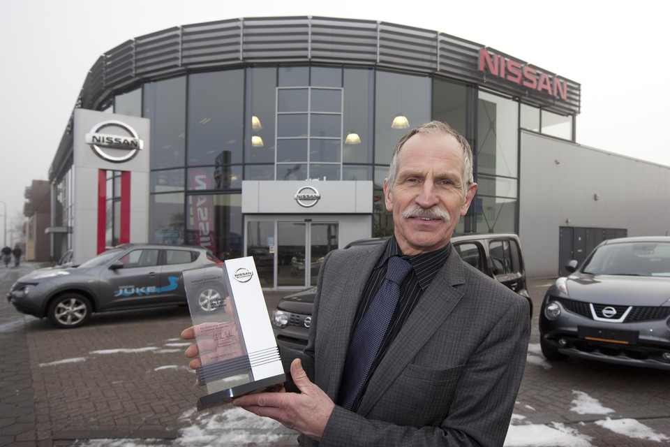 Egbert Wilmink tien jaar geleden voor zijn bedrijf aan de IJmuiderstraatweg toen hij voor de derde keer Nissan-dealer van het jaar werd.