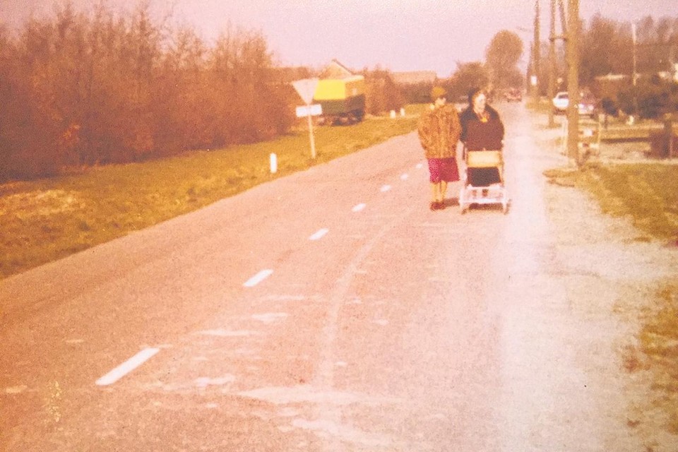 De Kruisweg anno 1980, met Ria de Koker, haar moeder, zoon Paul (in de kinderwagen) en rechts de stinksloot.