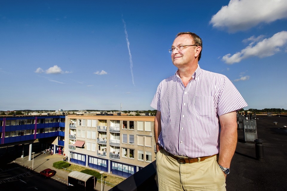 Fred Zwijnenberg, op de achtergrond op de begane grond Apotheek Velserbroek. Foto: United Photos/Remko de Waal