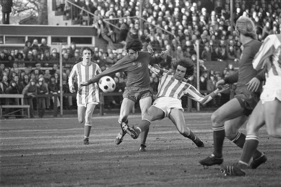Arno Wellerdieck in zijn tijd bij FC Wageningen in duel met Wim Suurbier van Ajax.