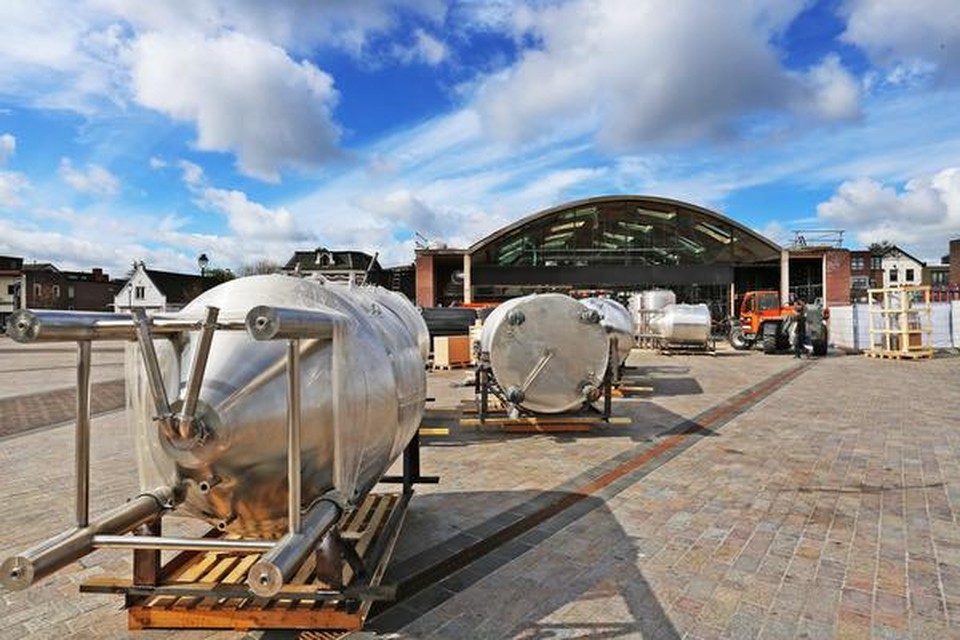 De ketels van De Gooische Bierbrouwerij arriveren maandag vanuit China op het Marktplein in Hilversum.