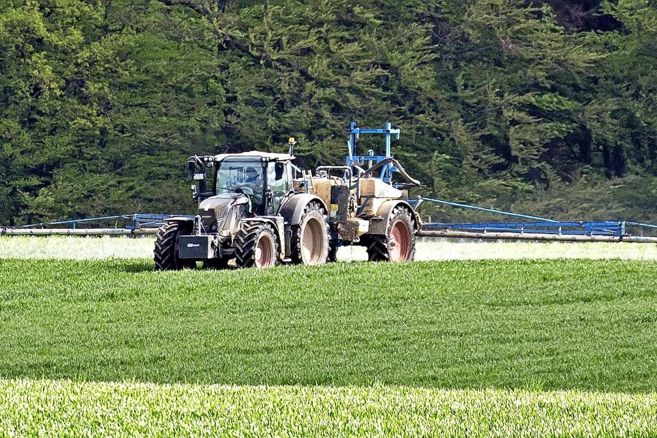 Een boer spuit pesticiden over zijn land. Voor neuroloog Bas Bloem staat de link tussen landbouwgif en parkinson vast.