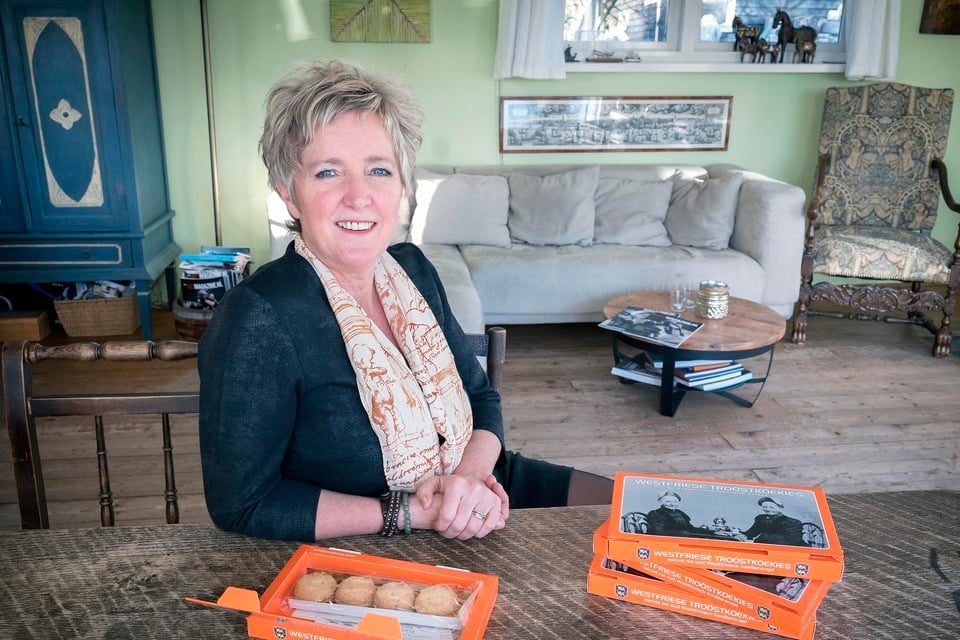 Initiatiefneemster Ria van Kleef met de speciaal voor het Rouwcafé gebakken troostkoekjes.