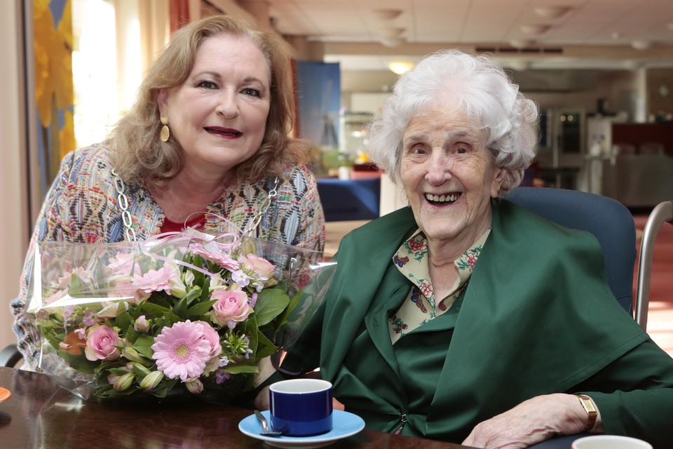 Burgemeester Joan de Zwart-Bloch feliciteert de honderdjarige Lies Pezy in zorgcentrum De Torenhof in Blaricum.