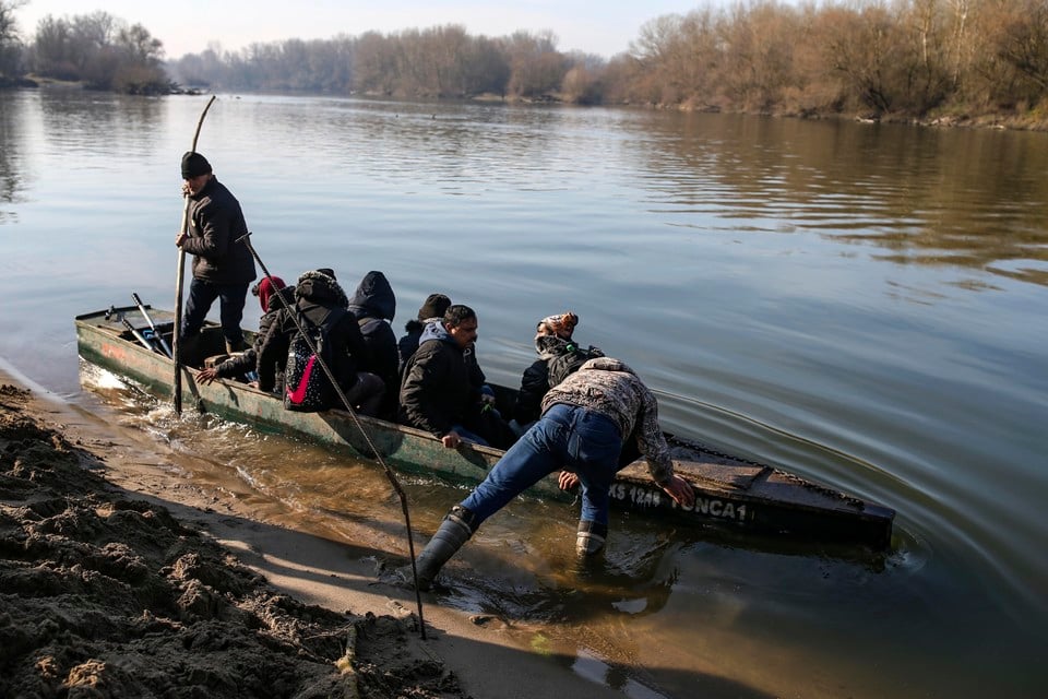 Migranten proberen Griekenland binnen te komen met bootjes, maar zijn niet welkom.