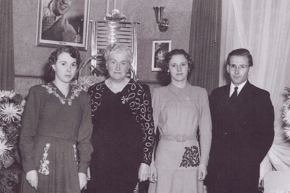 Foto uit 1949. Mevrouw Dekker staat tweede van links. Foto Stadsschouwburg Velsen