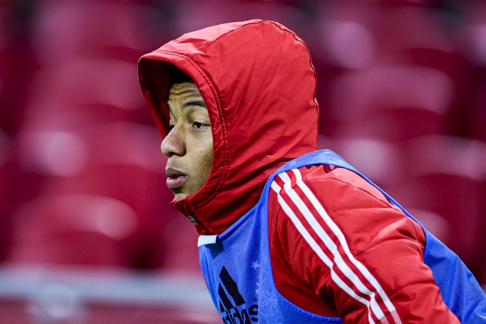 David Neres heeft het koud op de bank bij Ajax, maar zoekt niet bepaald de warmte op bij Donetsk.