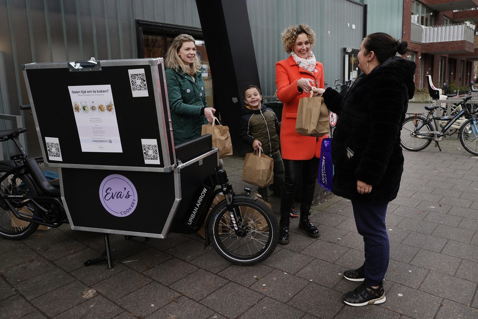 Eva Hoffmann (l) deelt met Maudy Gobes gratis gezonde maaltijden uit in Hilversum.