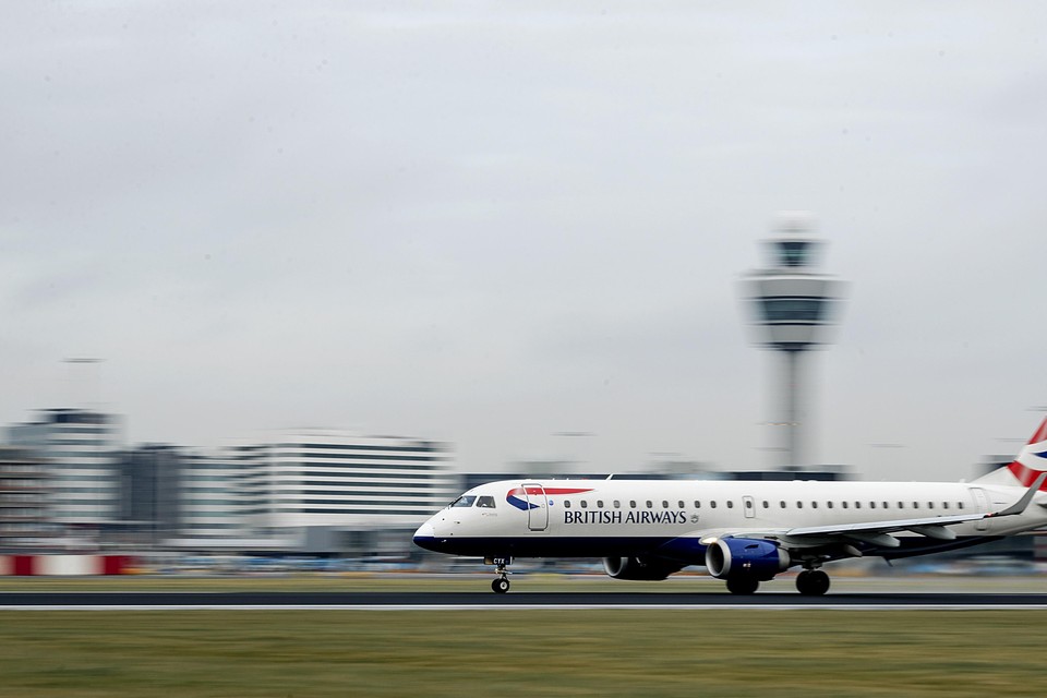 Een vliegtuig van British Airways op een landingsbaan van Schiphol.