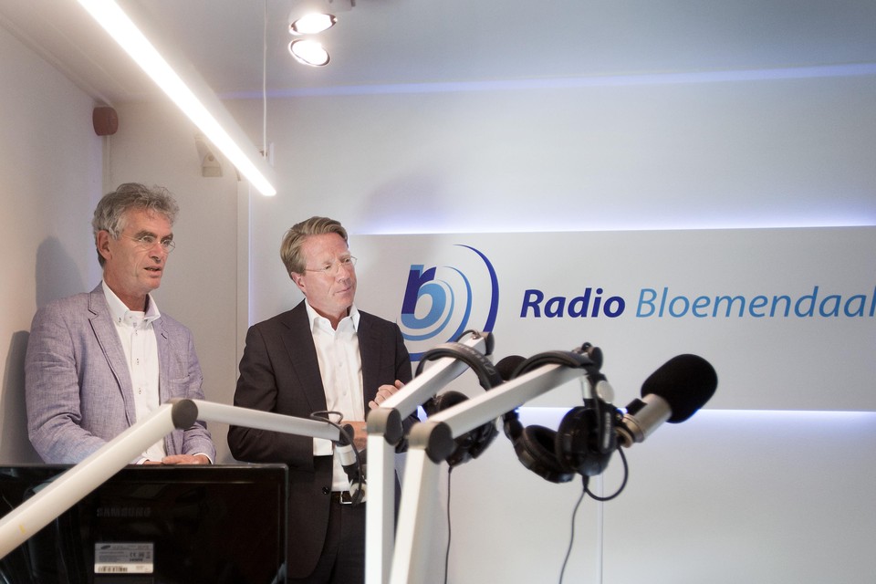 Presentatoren Aart Mak en Ad van Nieuwpoort van Radio Bloemendaal.