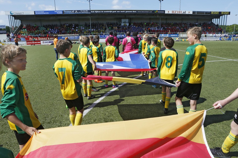 Aftrap Gooimeercup: voetballers van SV Huizen met de vlaggen van de deelnemende landen.