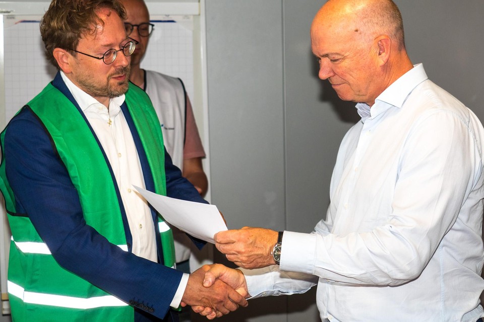 VCP-voorzitter Nic van Olstein (l) overhandigt Tata-topman Hans van den Berg de brief.