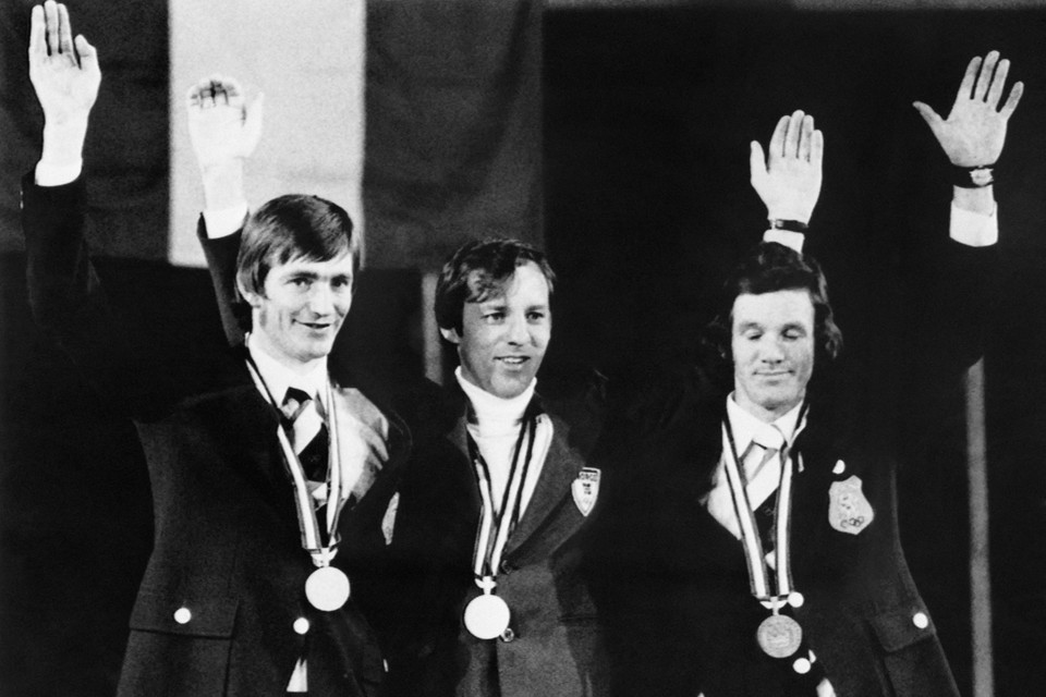 Hans van Helden rechts met bronzen plak op podium
