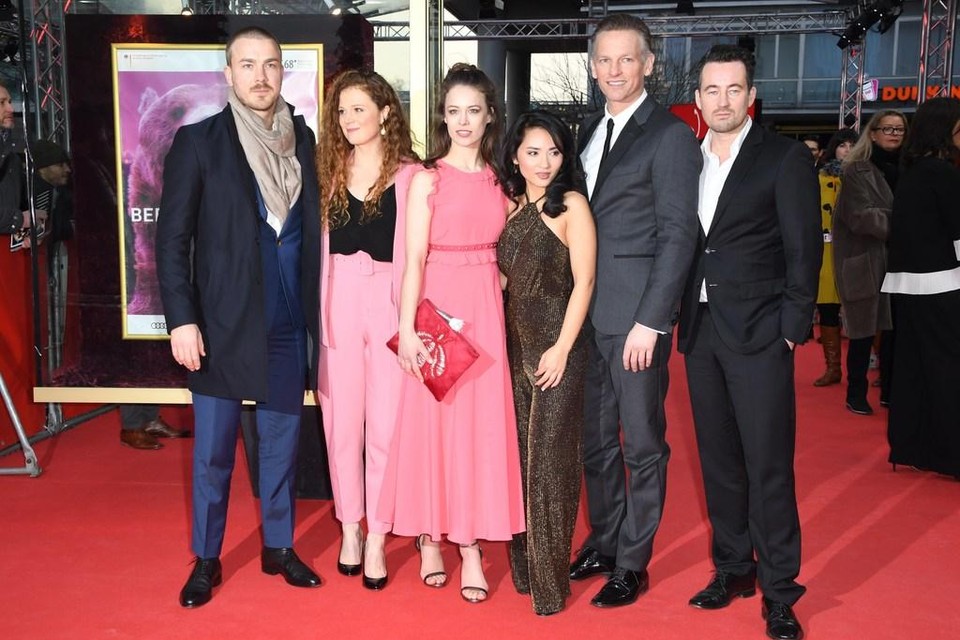 Cast van Bad Banks: van links naar rechts Albrecht Schuch, Anja Antonowicz, Paula Beer, Mai Duong Kieu, Barry Atsma en director Christian Schochow.
