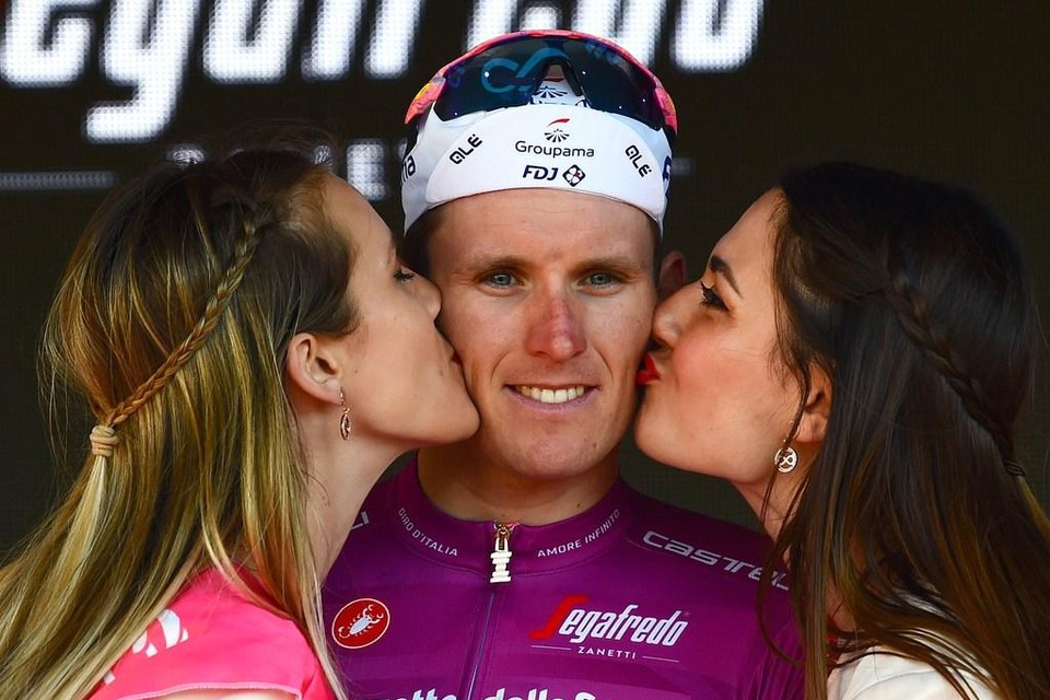 Arnaud Demare krijgt kussen tijdens de Giro.