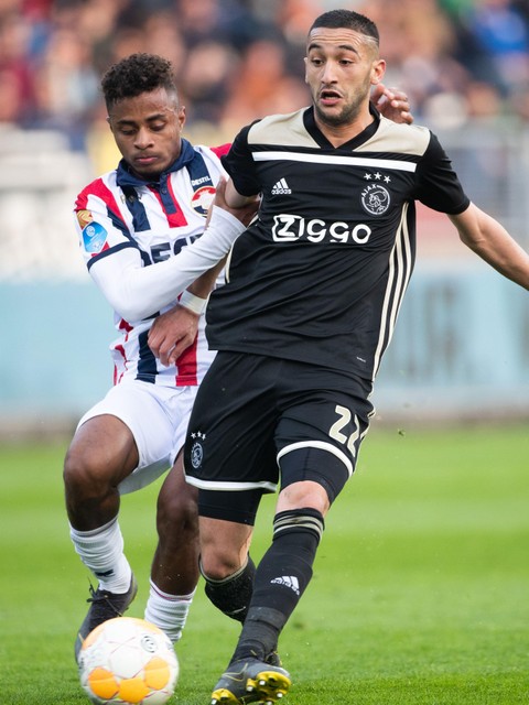 Diego Palacios van Willem II en Hakim Ziyech van Ajax.