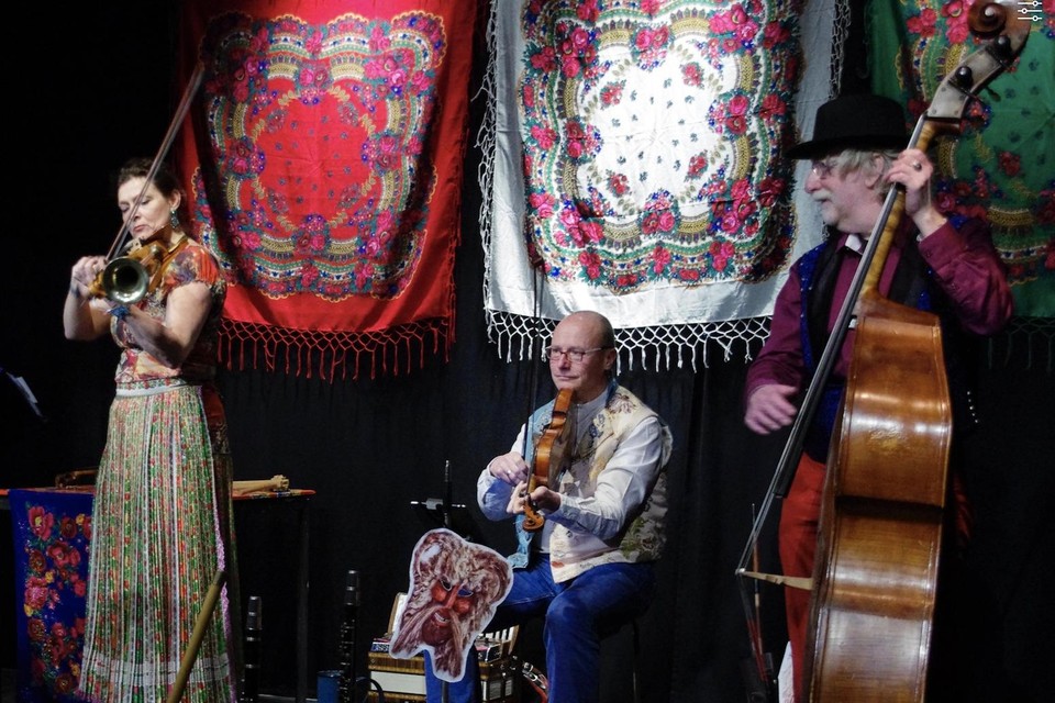 Trio Trabant brengt zigeunermuziek.