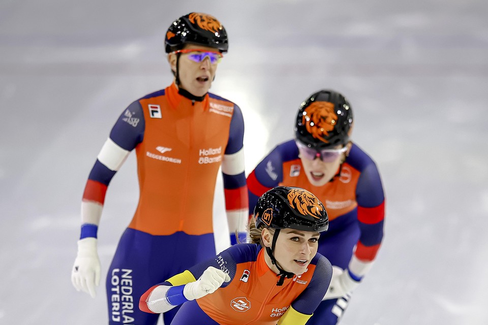 Irene Schouten, Ireen Wüst en Antoinette de Jong pakten goud op het EK afstanden.