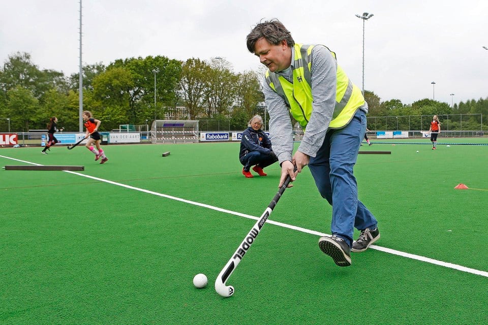 Sportwethouder Floris Voorink (die precies een jaar geleden de eerste bal bij hockeyclub Spandersbosch sloeg) roept iedereen op om zijn of haar club te blijven steunen.
