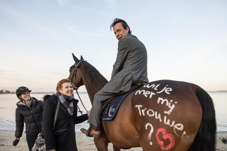 Saskia Biesboer zegt ’ja’ als Jos van Rossum haar vanaf het paard Equality op de Huizer Zomerkade ten huwelijk vraagt.