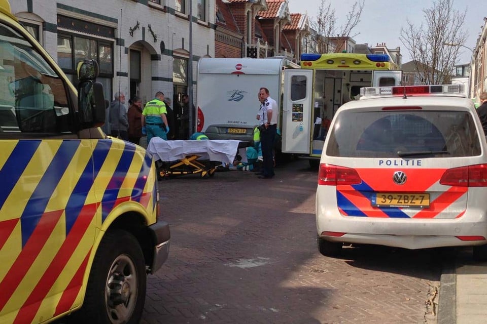 Man gewond door val van trappetje in Haarlem-Noord. Foto: Rowin van Diest