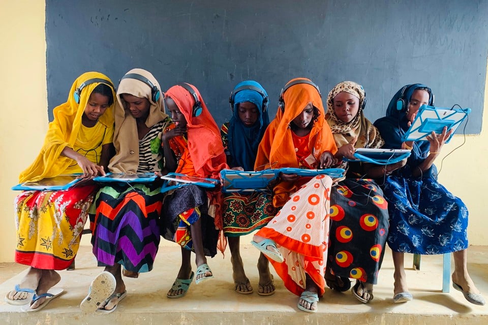 Meisjes krijgen in Soedan onderwijs via tablets op zonne-energie.