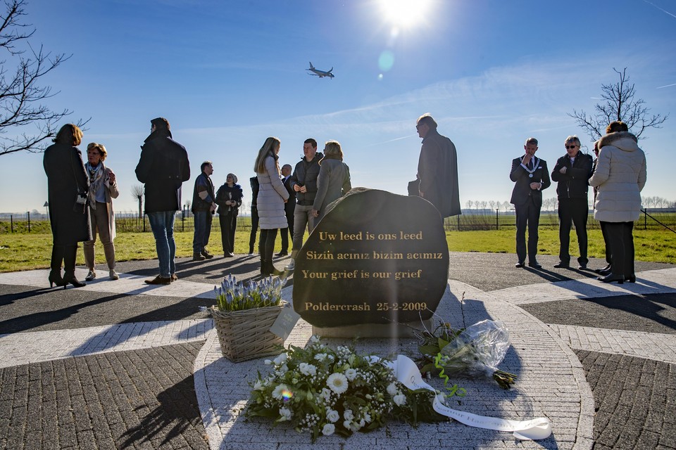 Overlevenden en hulpverleners delen verhalen en emoties bij het monument  voor de poldercrash.