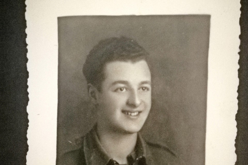 Harold DePaiva als jonge militair.
