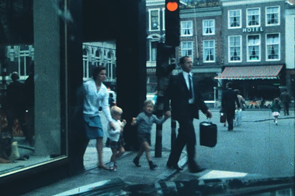 Carla Smits (tweede van links) herkende zichzelf, haar broertje Ron en haar ouders op amateurbeelden uit juni 1966.