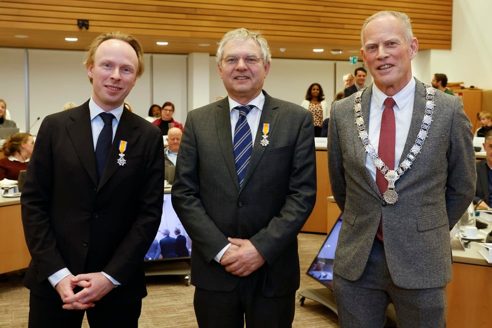 Jelmer Kruijt (l) en Hugo Bellaart (midden) vlak na hun benoeming tot Lid in de Orde van Oranje-Nassau. Burgemeester Han ter Heegde (r) speldde de bijbehorende versierselen tijdens de raadsvergadering op.