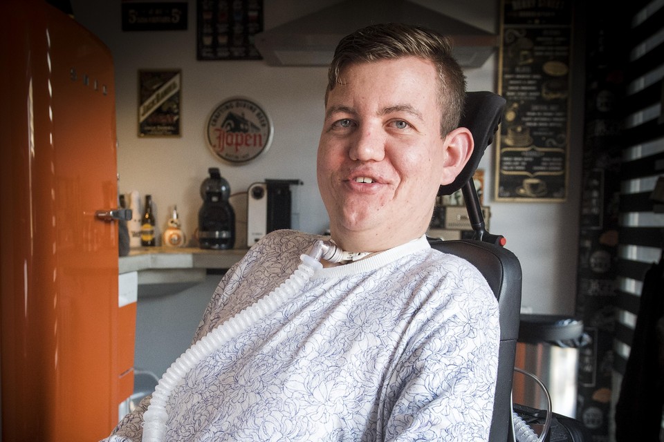 Anthony Vroom: „Mijn rolstoel en luchtslang staan een baan als grafisch vormgever echt niet in de weg.