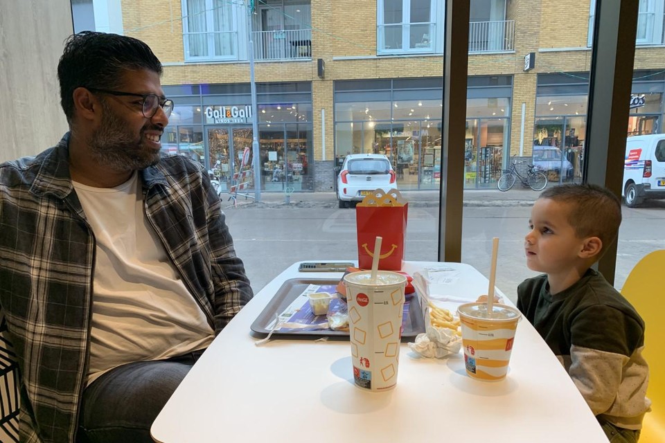 Dé en zijn zoontje Tijn in de MacDonalds aan het Rivièraplein.