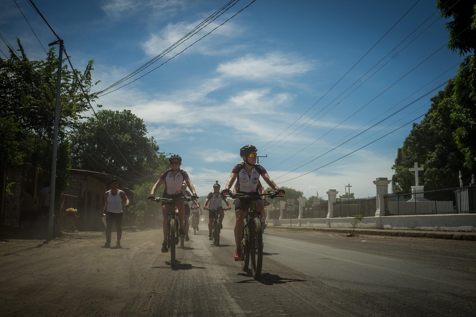 Het peloton tijdens de Cycle For Plan in Nicaragua.
