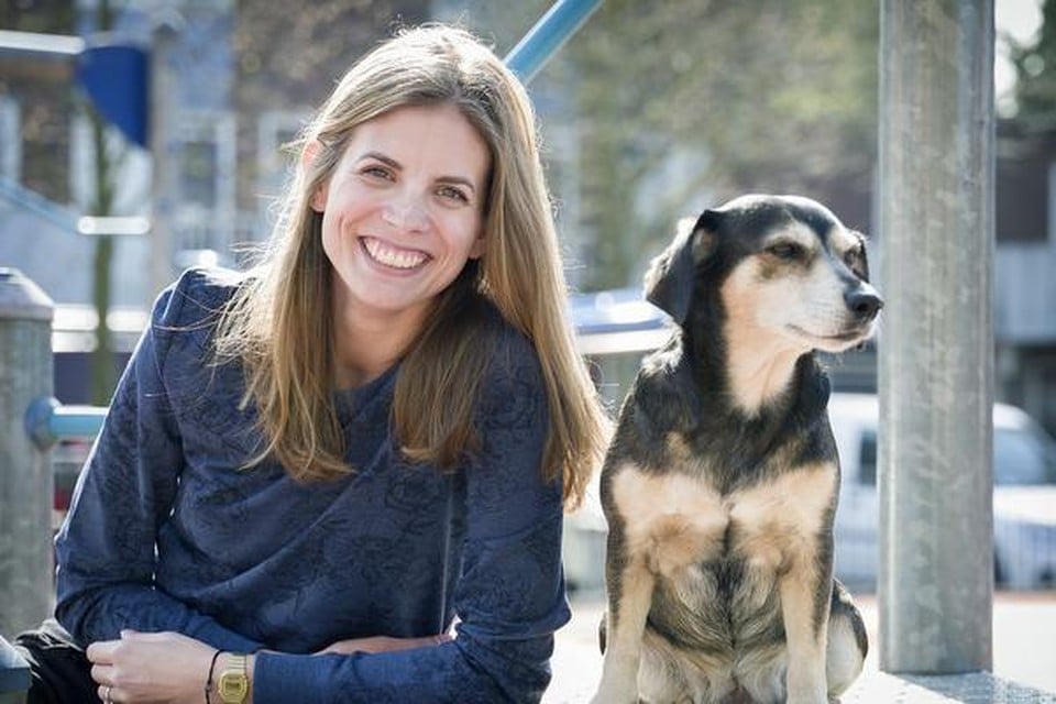 Sarah Smit samen met haar hond Boomer, lijdt aan Taaislijmziekte