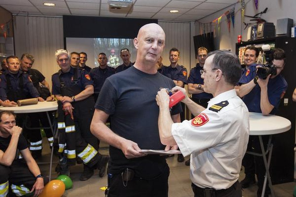 Rob Christiaans wordt gehuldigd voor zijn 25 dienstjaren als brandweerman van Velsen.