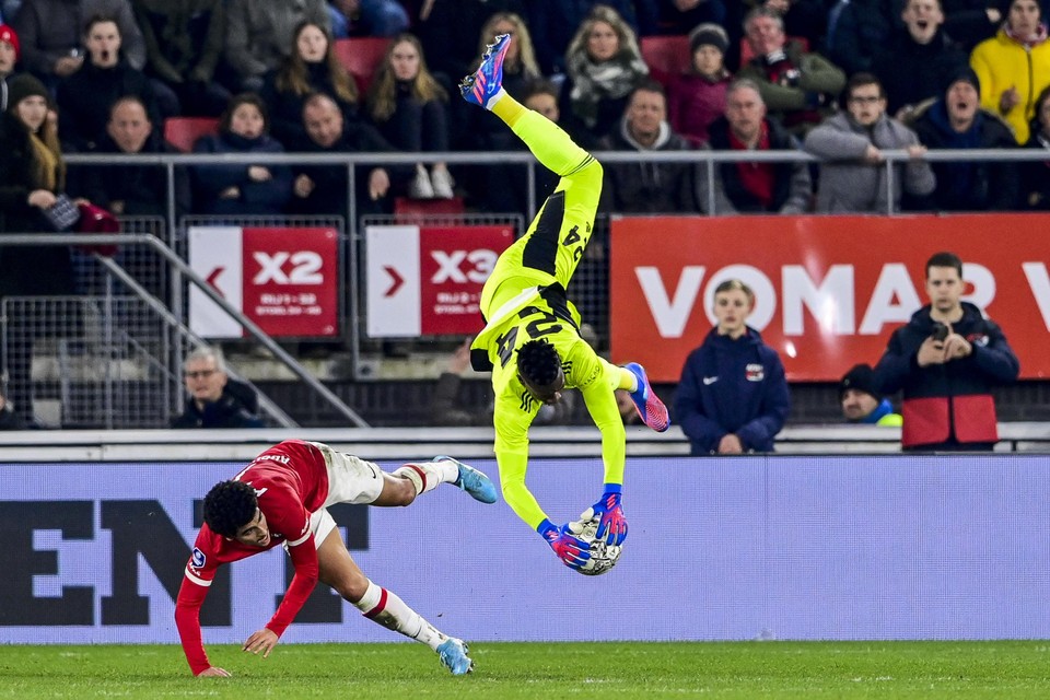 Zakaria Aboukhlal loopt na een hoge bal van achteruit tegen Ajax-doelman André Onana op, die de bal niet loslaat.