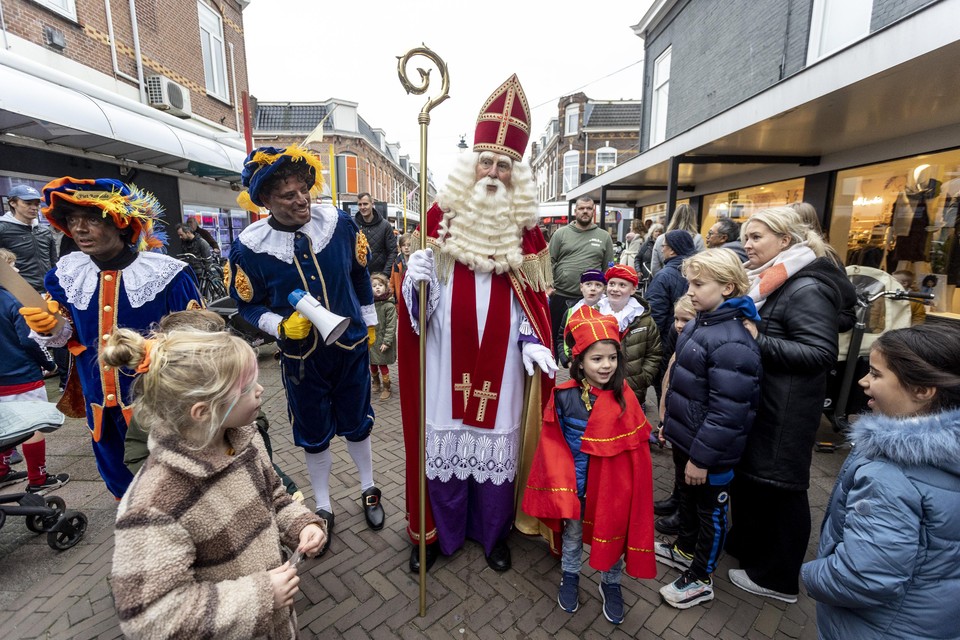 Sinterklaas en Pieten wandelen door de Cronjéstraat.