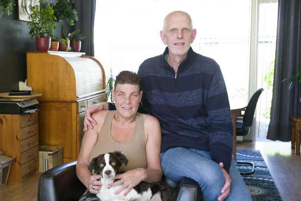 Monique van den Berg en Wim Nunnikhoven met hond Tessa.
