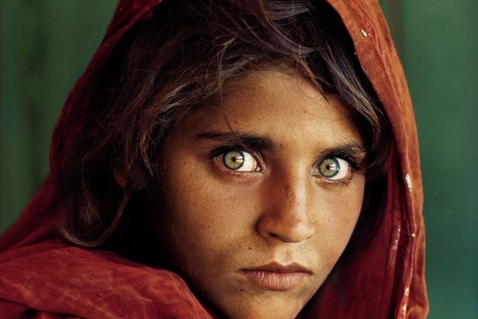 Steve McCurry: Afghaans meisje. Foto's Tropenmuseum/National Geographic