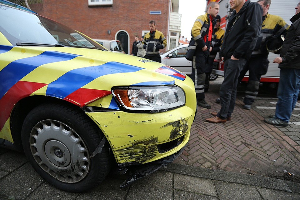 Automobilist ramt o.a. geparkeerde ambulance in Pegasusstraat Haarlem Foto Michel van Bergen
