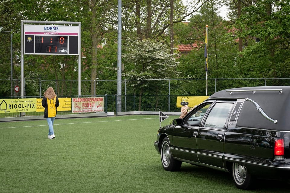 Beeld van een jaar geleden. Voordat Dirk Zwitser naar begraafplaats Akendam werd gebracht, reed de stoet een ronde over de accommodatie van voetbalvereniging Schoten. Op het hoofdveld werd halt gehouden in de hoek bij het scorebord, waar Zwitser altijd heen holde als hij een goal had gemaakt.