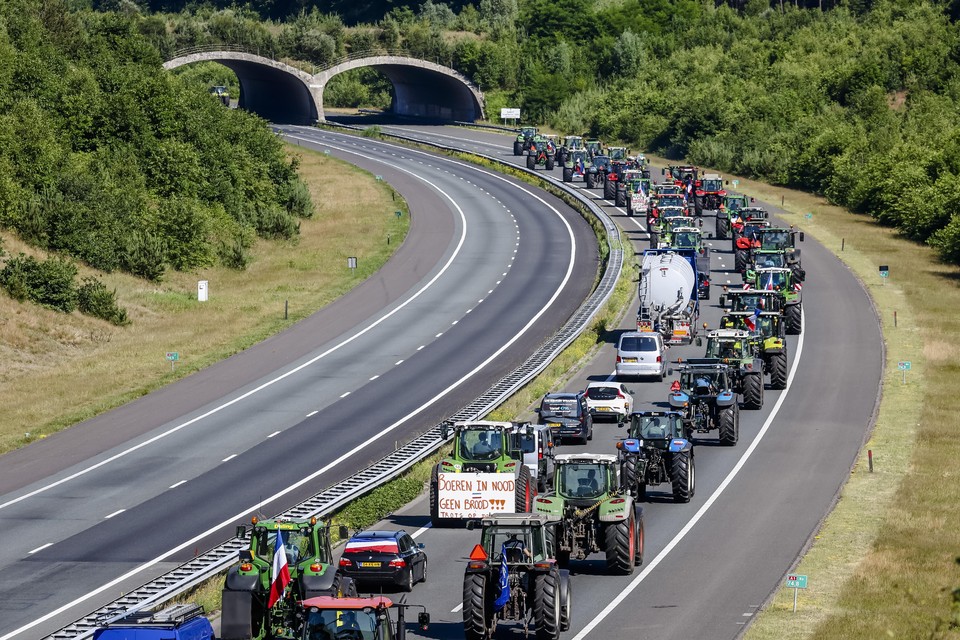 Afgelopen woensdag zorgden de tractoren ook al voor oponthoud op snelwegen, zoals hier op de A1 na het protest in Stroe.