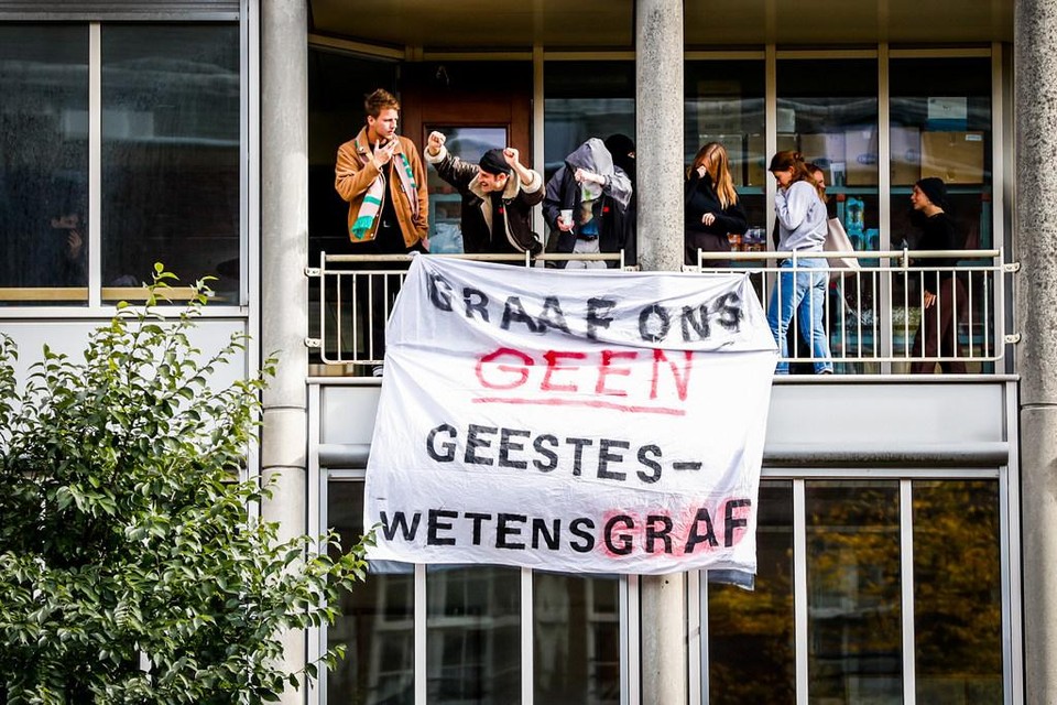 September: een groep studenten heeft in Amsterdam het P.C. Hoofthuis, een gebouw van de Universiteit van Amsterdam (UvA), bezet.