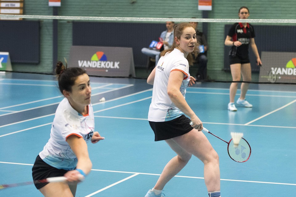 Debora Jille (rechts) in actie voor Duinwijck stopt voorlopig met badminton.